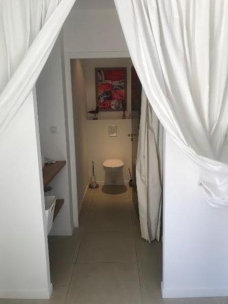 Photo 11 : WC d'une maison située à Loix, île de Ré.