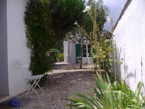 Photo 1 : JARDIN d'une maison située à Loix, île de Ré.