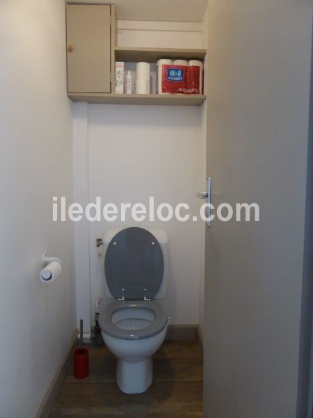 Photo 14 : WC d'une maison située à La Couarde-sur-mer, île de Ré.