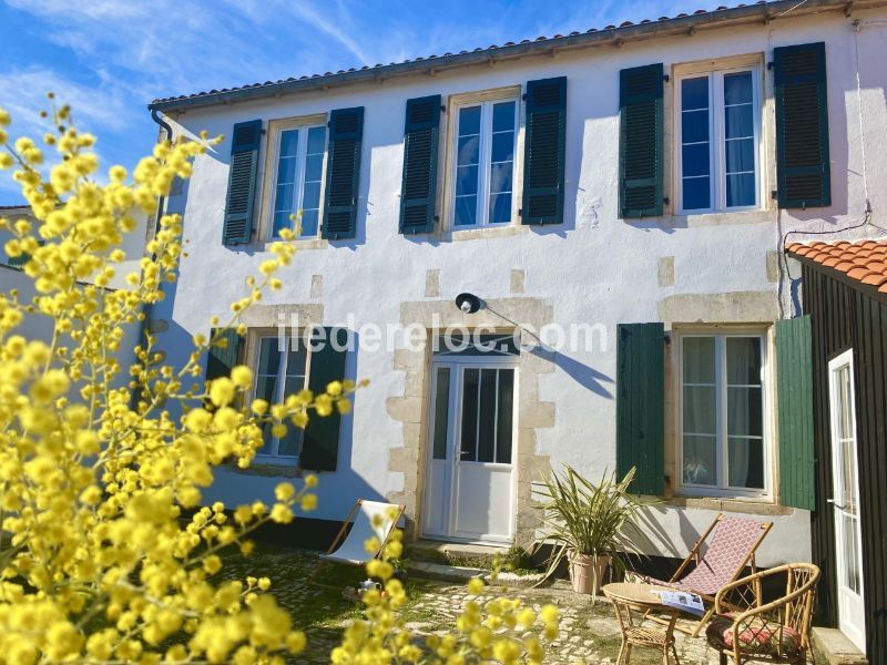 Photo 1 : EXTERIEUR d'une maison située à Sainte-Marie-de-Ré, île de Ré.