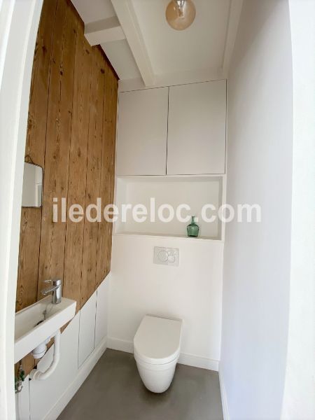 Photo 14 : WC d'une maison située à Sainte-Marie-de-Ré, île de Ré.