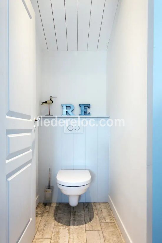 Photo 5 : WC d'une maison située à Le Bois-Plage-en-Ré, île de Ré.