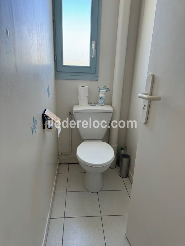 Photo 12 : WC d'une maison située à Les Portes-en-Ré, île de Ré.