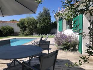 Ile de Ré:Maison de charme, 6 personnes,grand jardin paysagé,patio,piscine chauffée,terrai