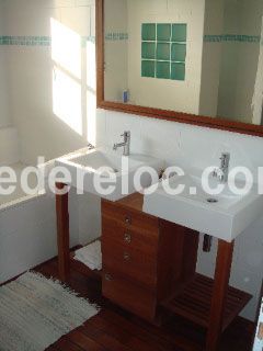 Photo 10 : SALLEDEBAIN d'une maison situ&eacute;e &agrave; Le Bois-Plage-en-R&eacute;, &icirc;le de R&eacute;.