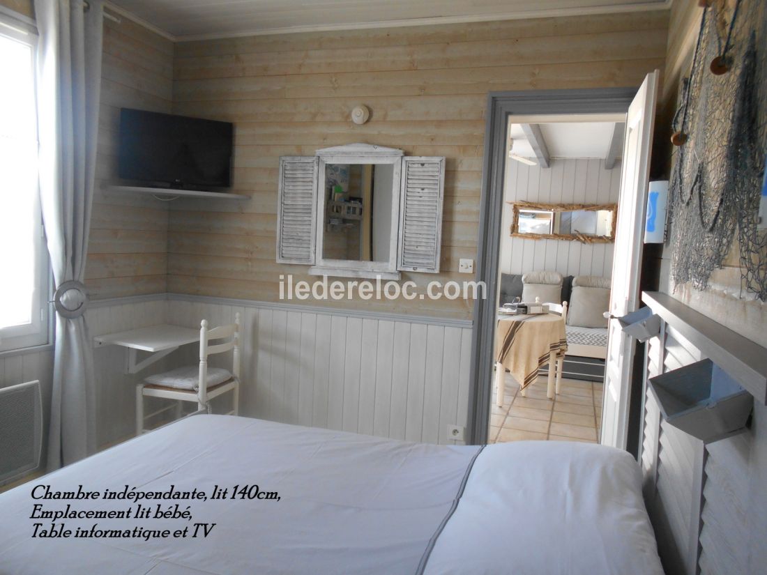 Photo 13 : CHAMBRE d'une maison située à Saint-Martin-de-Ré, île de Ré.