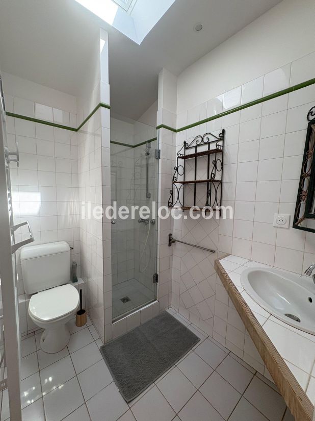 Photo 14 : SALLEDEBAIN d'une maison situ&eacute;e &agrave; Les Portes-en-R&eacute;, &icirc;le de R&eacute;.