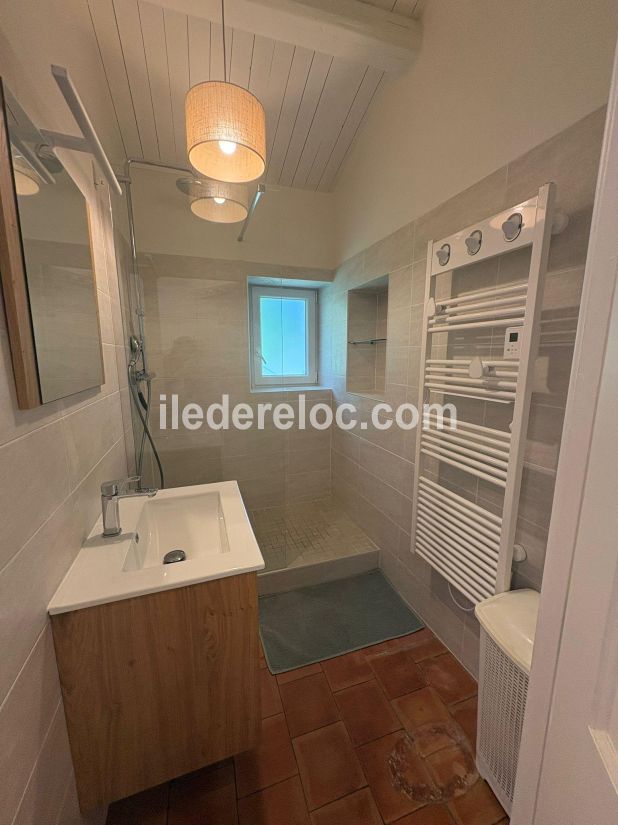 Photo 15 : SALLEDEBAIN d'une maison situ&eacute;e &agrave; Les Portes-en-R&eacute;, &icirc;le de R&eacute;.