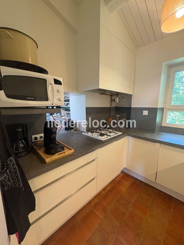 Photo 7 : CUISINE d'une maison situ&eacute;e &agrave; Les Portes-en-R&eacute;, &icirc;le de R&eacute;.