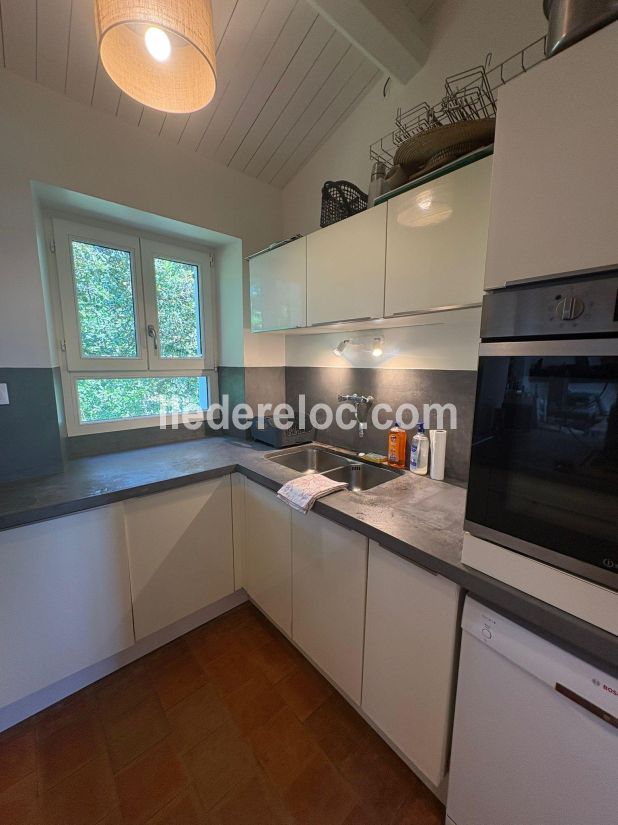 Photo 8 : CUISINE d'une maison situ&eacute;e &agrave; Les Portes-en-R&eacute;, &icirc;le de R&eacute;.