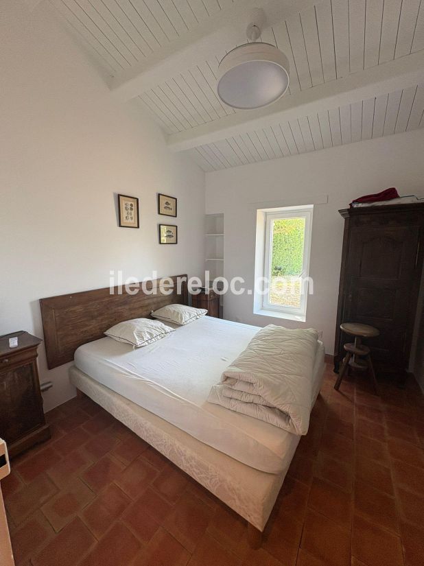 Photo 9 : CHAMBRE d'une maison situ&eacute;e &agrave; Les Portes-en-R&eacute;, &icirc;le de R&eacute;.