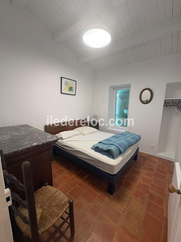Photo 10 : CHAMBRE d'une maison situ&eacute;e &agrave; Les Portes-en-R&eacute;, &icirc;le de R&eacute;.