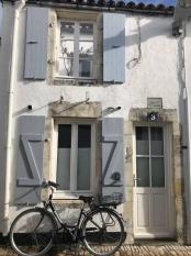 Ile de Ré: petite maison de pêcheur avec terrasse