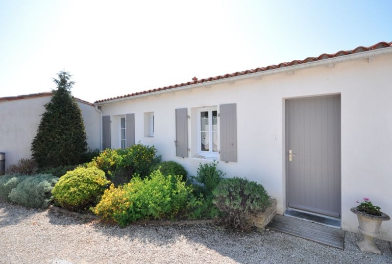 Photo 2 : EXTERIEUR d'une maison située à Le Bois-Plage-en-Ré, île de Ré.