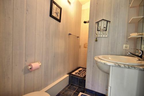 Photo 12 : SALLEDEBAIN d'une maison située à La Couarde-sur-mer, île de Ré.