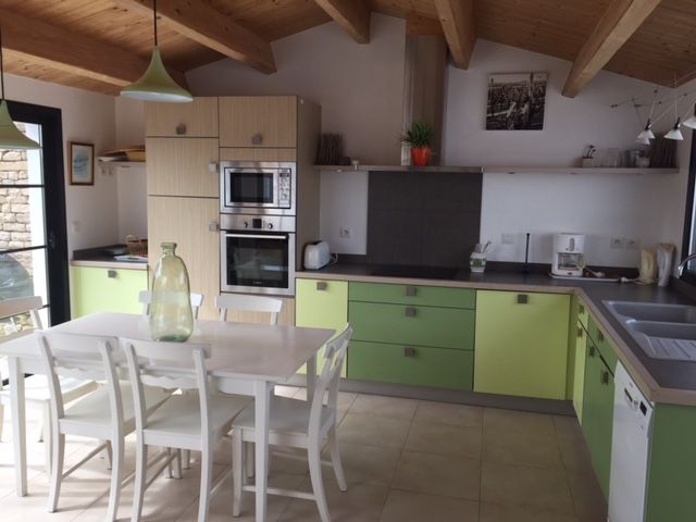 Photo 5 : CUISINE d'une maison située à La Couarde-sur-mer, île de Ré.