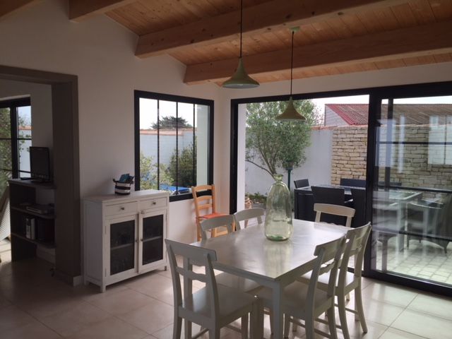 Photo 4 : CUISINE d'une maison située à La Couarde-sur-mer, île de Ré.