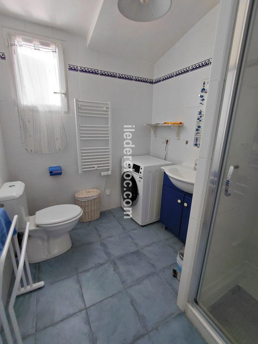Photo 11 : SALLEDEBAIN d'une maison situ&eacute;e &agrave; Le Bois-Plage-en-R&eacute;, &icirc;le de R&eacute;.
