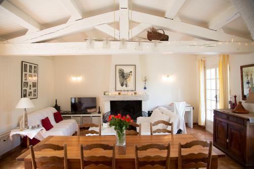 Photo 1 : SEJOUR d'une maison située à La Couarde-sur-mer, île de Ré.