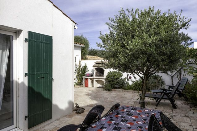 Photo 2 : PATIO d'une maison située à Ars en Ré, île de Ré.