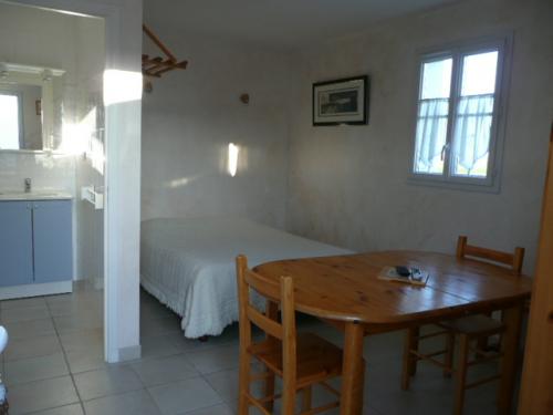 Photo 2 : CHAMBRE d'une maison située à Sainte-Marie-de-Ré, île de Ré.