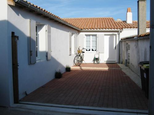 Photo 2 : EXTERIEUR d'une maison située à Ars en Ré, île de Ré.