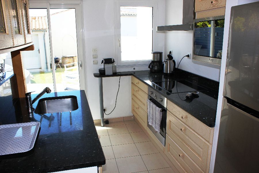 Photo 7 : CUISINE d'une maison située à Ars en Ré, île de Ré.