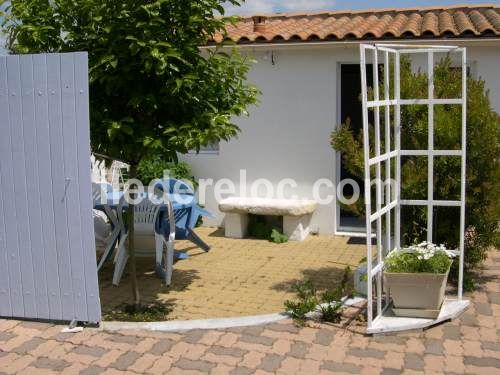 Photo 2 : JARDIN d'une maison située à Le Bois-Plage-en-Ré, île de Ré.