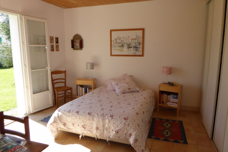 Photo 5 : CHAMBRE d'une maison située à La Couarde-sur-mer, île de Ré.