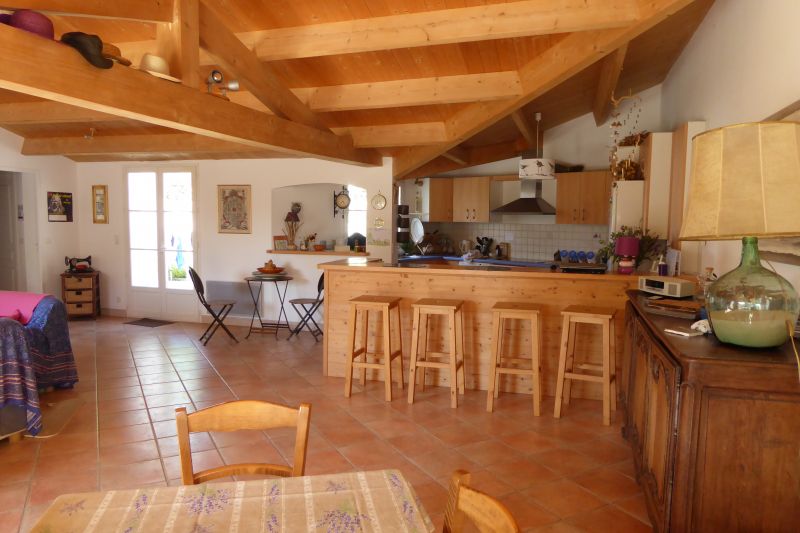 Photo 4 : CUISINE d'une maison située à La Couarde-sur-mer, île de Ré.