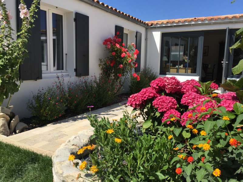 Photo 2 : EXTERIEUR d'une maison située à Saint-Martin-de-Ré, île de Ré.