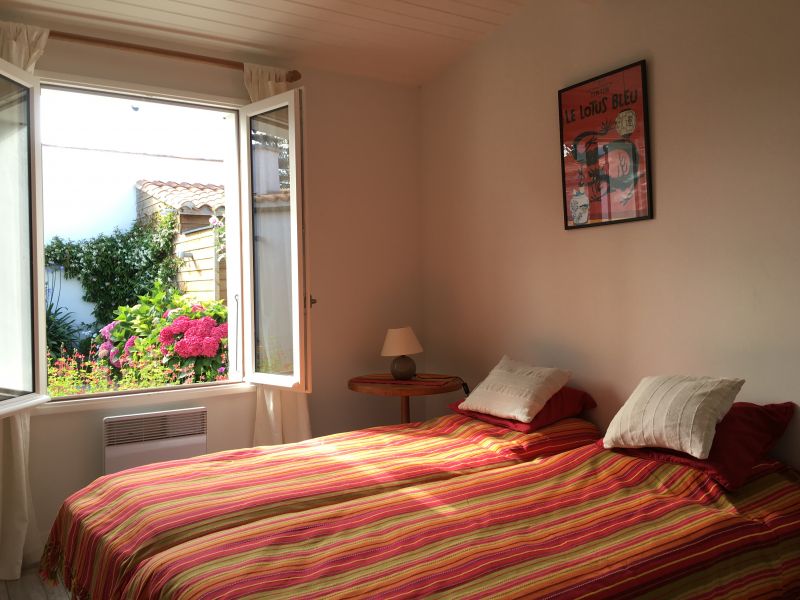 Photo 9 : CHAMBRE d'une maison située à Saint-Martin-de-Ré, île de Ré.