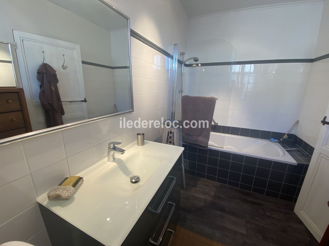 Photo 7 : SALLEDEBAIN d'une maison située à Saint-Clément-des-Baleines, île de Ré.
