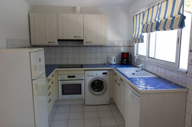 Photo 3 : CUISINE d'une maison située à Saint-Clément-des-Baleines, île de Ré.