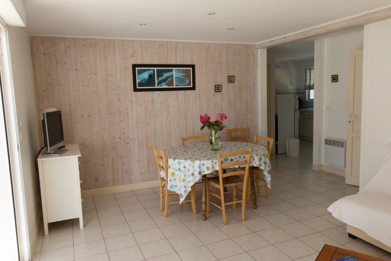 Photo 2 : SEJOUR d'une maison située à Saint-Clement, île de Ré.