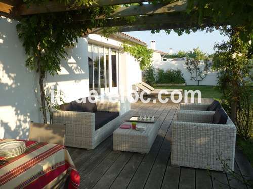 Photo 2 : TERRASSE d'une maison située à Le Bois-Plage-en-Ré, île de Ré.