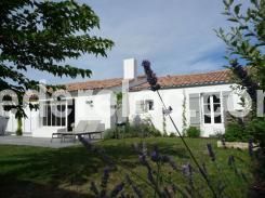 Photo 1 : EXTERIEUR d'une maison située à Le Bois-Plage-en-Ré, île de Ré.