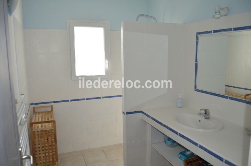 Photo 19 : SALLEDEBAIN d'une maison située à Ars en Ré, île de Ré.