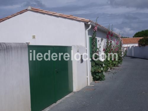 Photo 8 : EXTERIEUR d'une maison située à Ars en Ré, île de Ré.