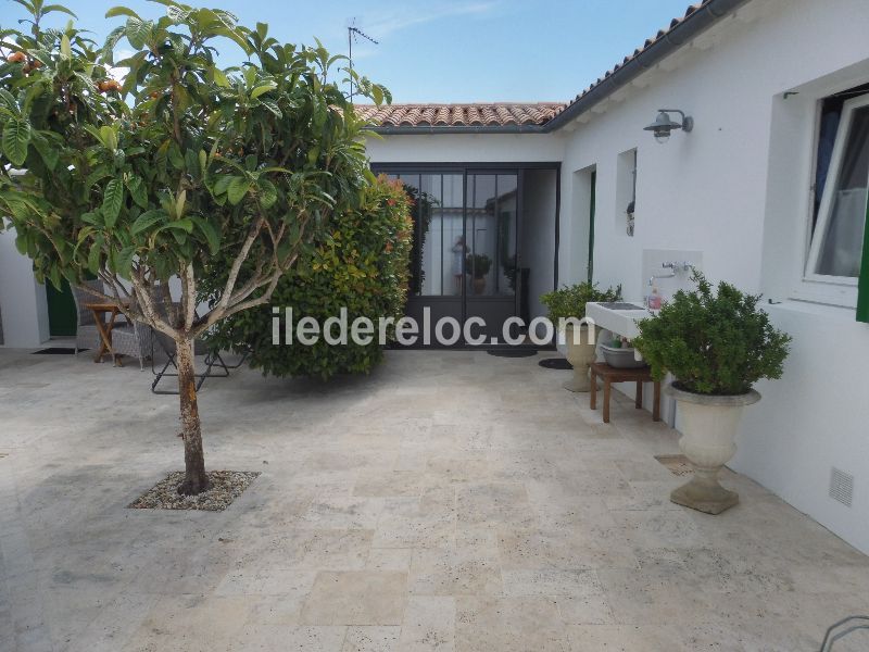 Photo 10 : EXTERIEUR d'une maison située à La Flotte, île de Ré.