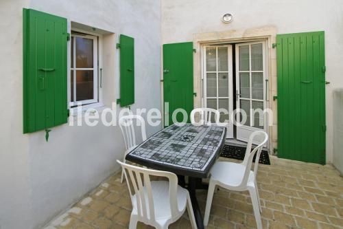 Photo 5 : TERRASSE d'une maison située à Ars en Ré, île de Ré.