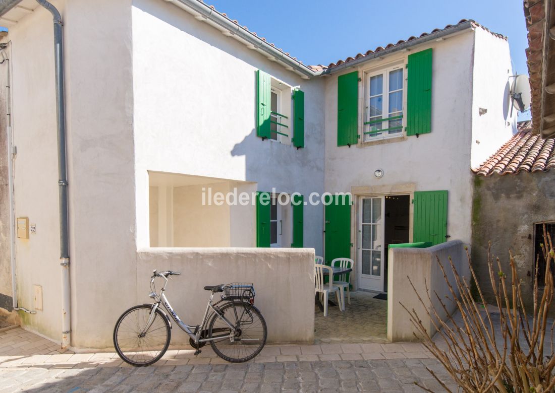 Photo 2 : EXTERIEUR d'une maison située à Ars en Ré, île de Ré.