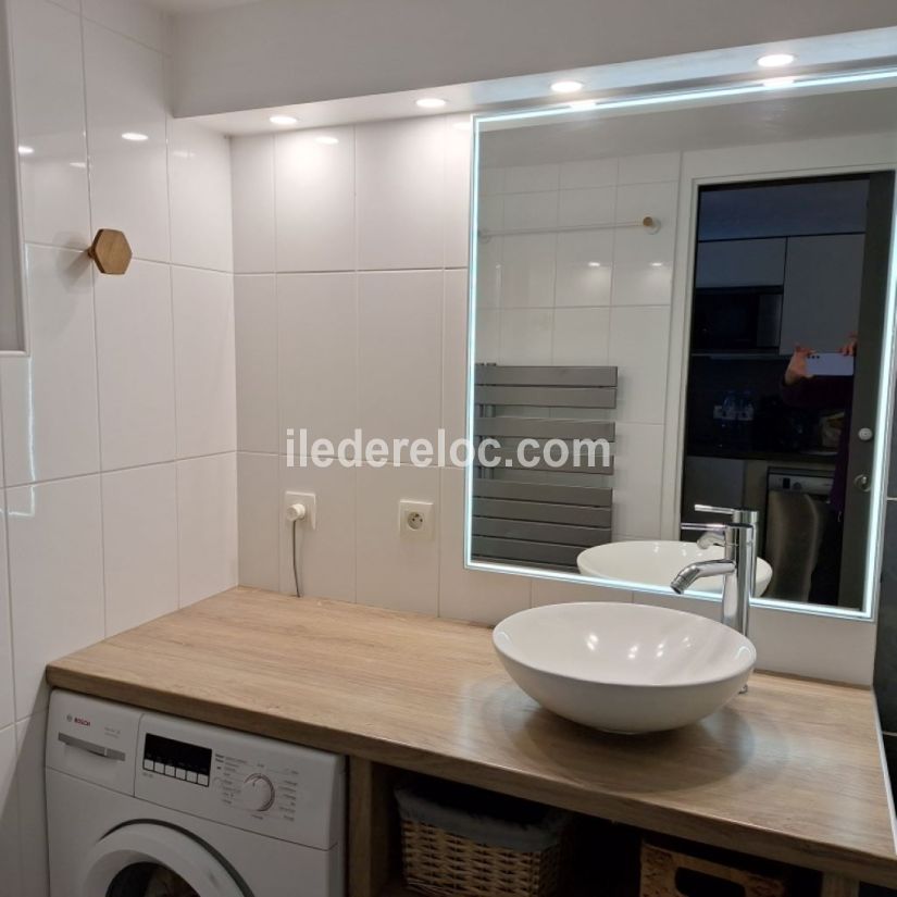 Photo 40 : SALLEDEBAIN d'une maison située à La Couarde-sur-mer, île de Ré.
