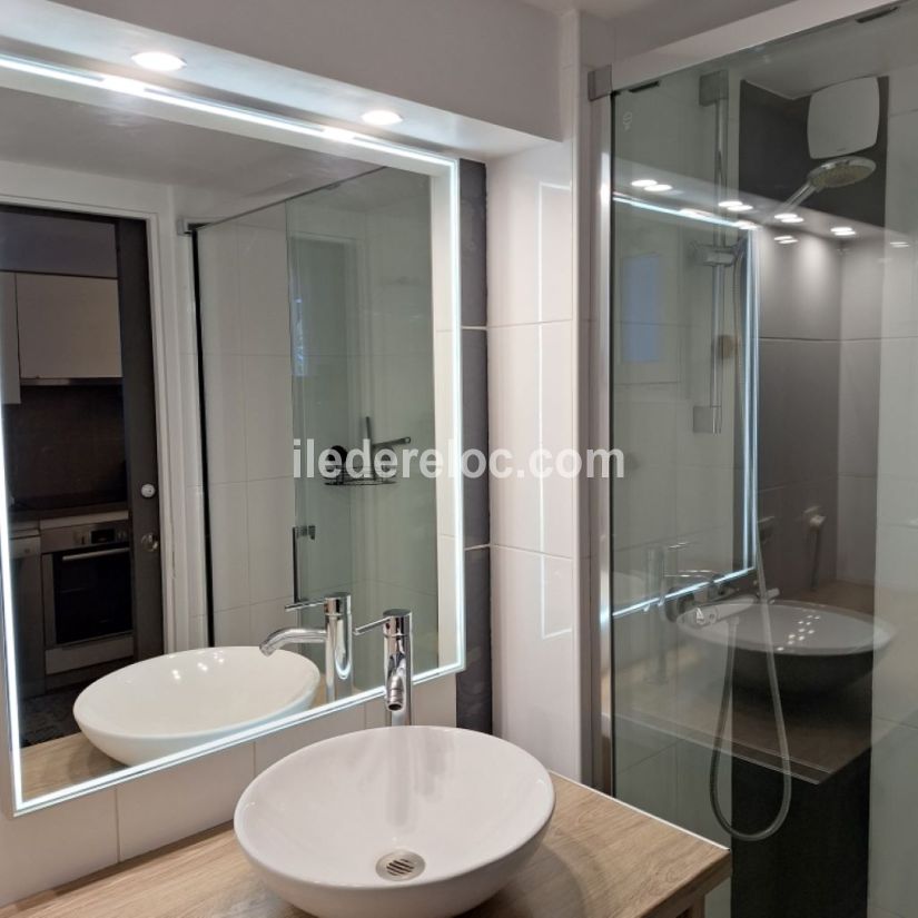 Photo 38 : SALLEDEBAIN d'une maison située à La Couarde-sur-mer, île de Ré.