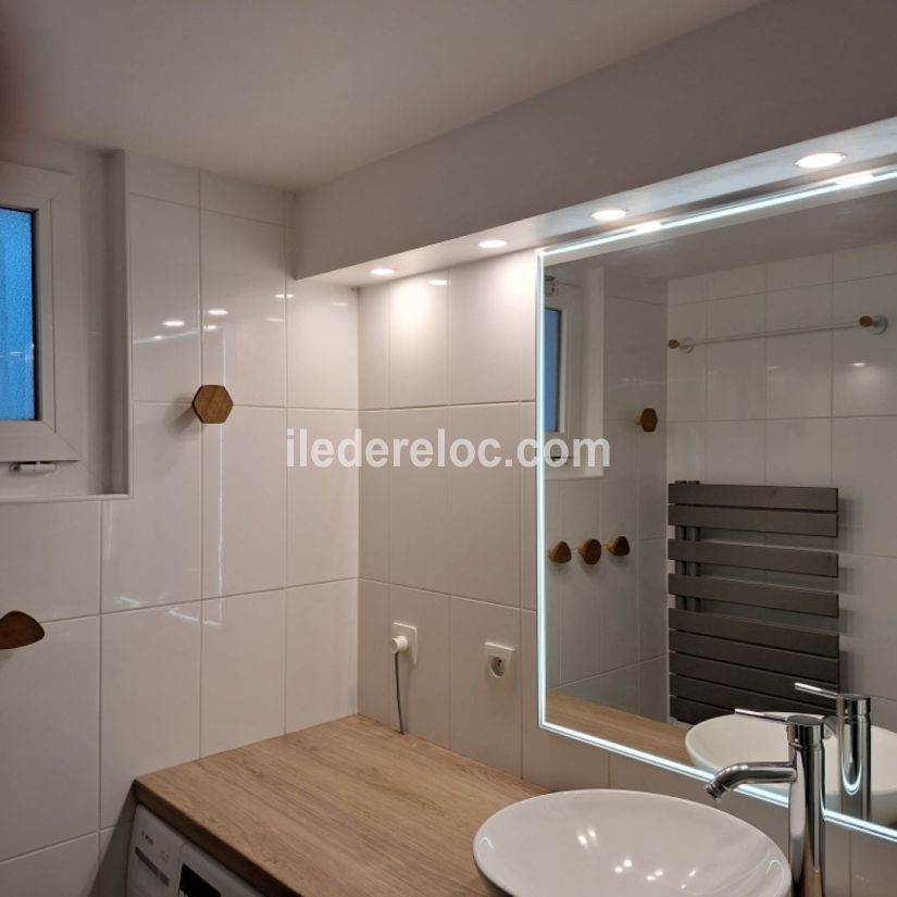 Photo 39 : SALLEDEBAIN d'une maison située à La Couarde-sur-mer, île de Ré.