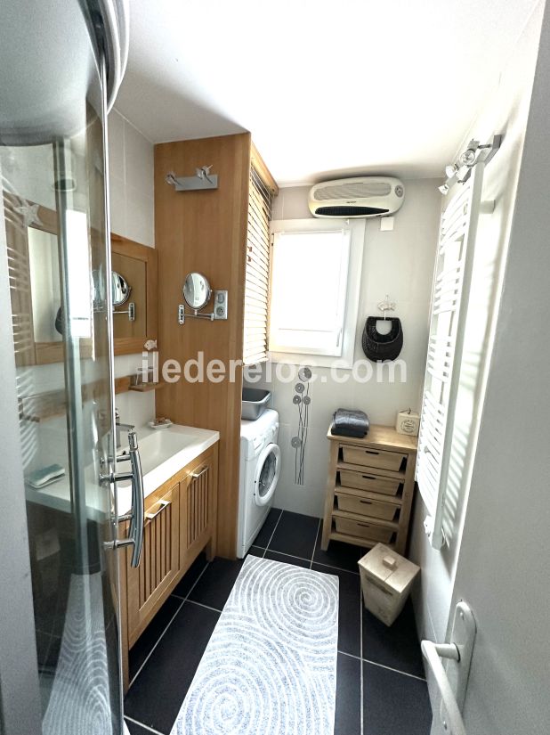 Photo 20 : SALLEDEBAIN d'une maison située à La Couarde-sur-mer, île de Ré.