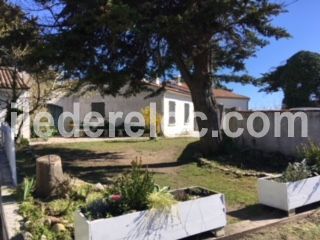 Photo 3 : EXTERIEUR d'une maison située à Ars en Ré, île de Ré.