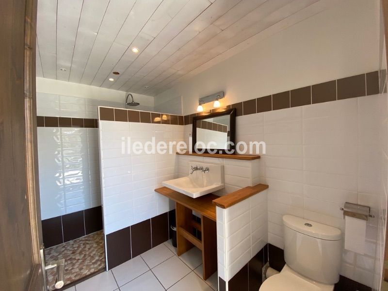 Photo 13 : SALLEDEBAIN d'une maison située à La Couarde-sur-mer, île de Ré.