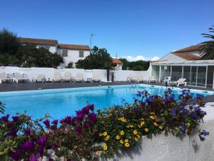 Ile de Ré:Maison dans résidence avec piscine chauffée à      50 m d une plage de sable fin