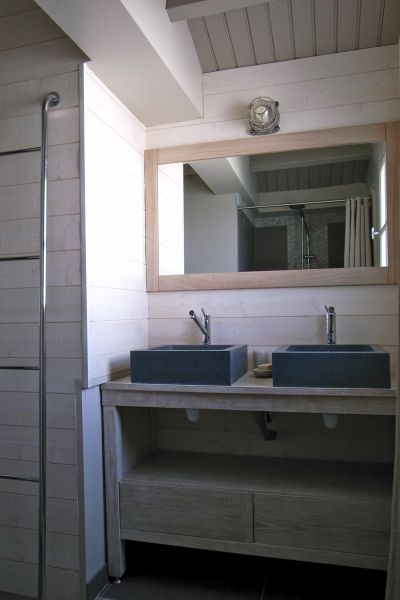 Photo 12 : SALLEDEBAIN d'une maison située à Sainte-Marie-de-Ré, île de Ré.